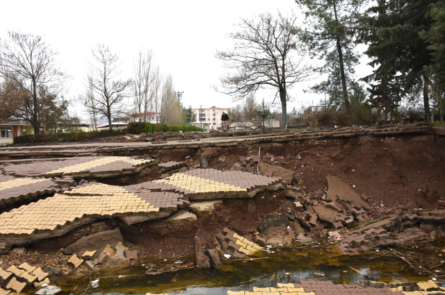 Görüntü fay hattının başlangıç noktasından! Zemini yaklaşık 1,5 metre çöken tesisler gölün içine gömüldü