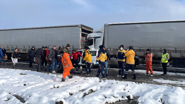 Anadolu Otoyolu'nun Bolu geçişinde zincirleme kaza! 54 araç birbirine girdi, yaralılar var