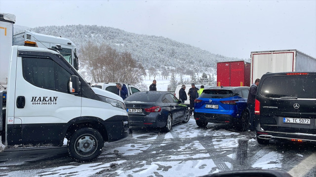 Anadolu Otoyolu'nun Bolu geçişinde zincirleme kaza! 54 araç birbirine girdi, yaralılar var