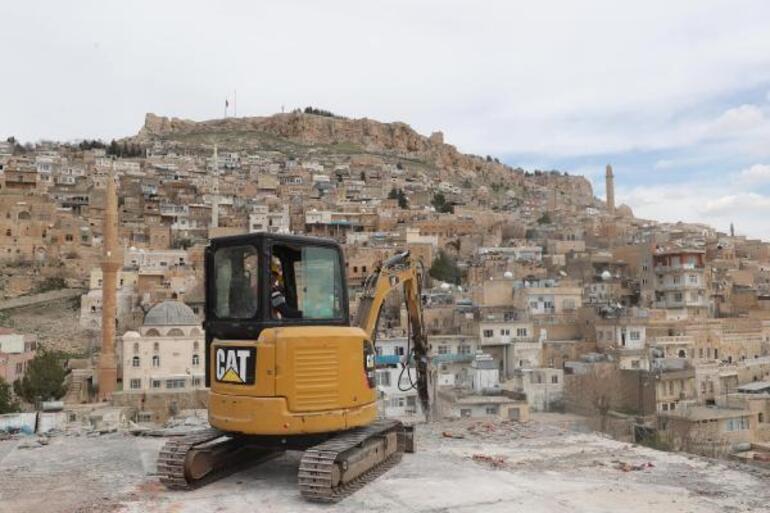 Mardin'de 5 katlı betonarme bina yıkılıyor