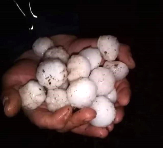 Kilis'te ceviz büyüklüğünde dolu yağdı, kent bembeyaz oldu