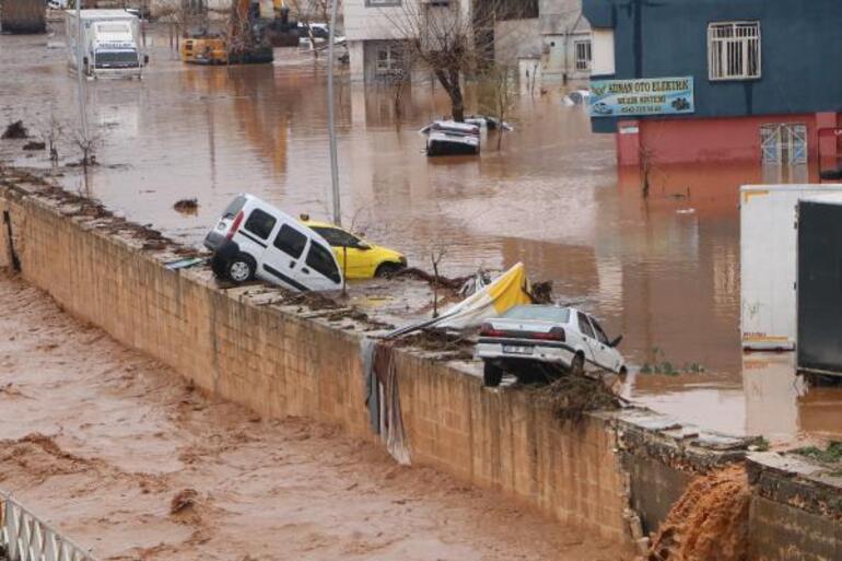 Şanlıurfa'daki sel felaketinde ölü sayısı 13 oldu; çamur temizleniyor