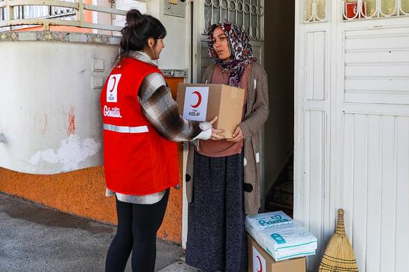 Kızılay’ın gönüllü kadınları, sahada çalışmalarını sürdürüyor