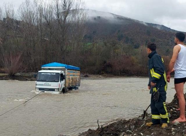 Araçları ile dereden geçmek isterken sele kapılan 3 kişi ölümden döndü