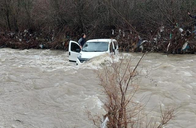 Araçları ile dereden geçmek isterken sele kapılan 3 kişi ölümden döndü