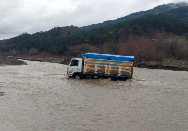 Araçları ile dereden geçmek isterken sele kapılan 3 kişi ölümden döndü