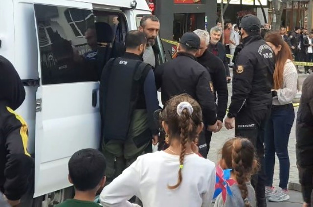 Trabzon'da canını hiçe sayan adam, şüpheli çantayı eliyle açtı!