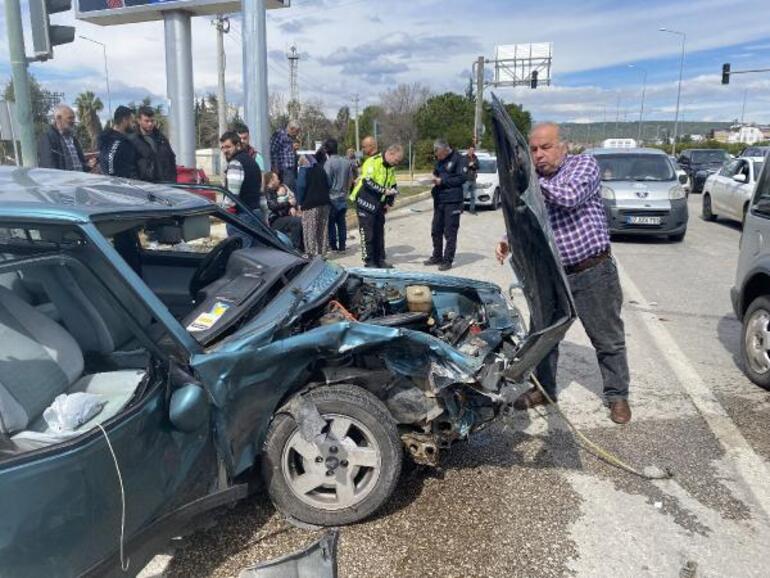 Kazada yaralanan baba, korkan oğlunu kucağından bırakmadı