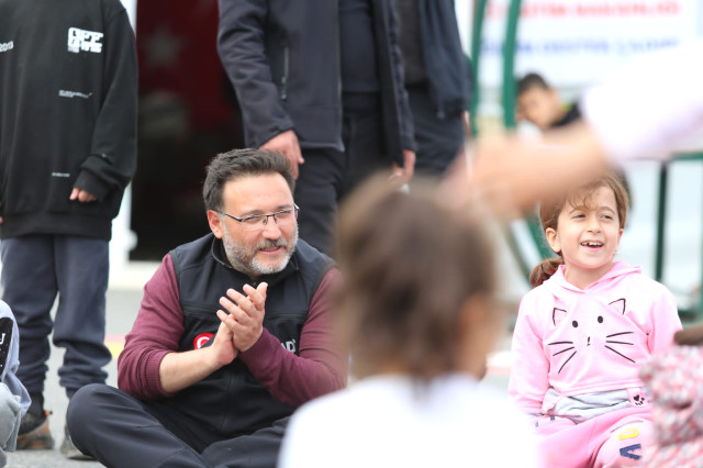 Vali Gökmen Çiçek Adıyaman'da depremzede çocukların oyun davetini kırmadı