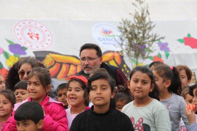 Vali Gökmen Çiçek Adıyaman'da depremzede çocukların oyun davetini kırmadı