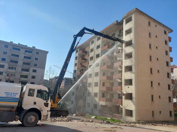 Beylikdüzü'nde kentsel dönüşüm kapsamında 211 daireli sitenin yıkımına başlandı