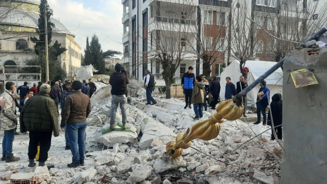 Depremde hasar gördüğü için yıkılmak istenen minare bir evin üzerine devrildi! Vatandaşın tepkisi sert oldu