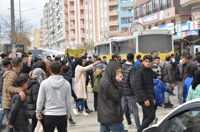 Mardin'de Nevruz kutlamasında skandal görüntüler! HDP'li Günay'ın da katıldığı etkinlikte PKK paçavrası açtılar