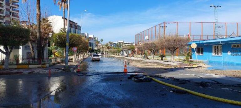 İskenderun'da su baskınının yaşandığı caddelerde tahliye çalışması