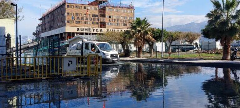 İskenderun'da su baskınının yaşandığı caddelerde tahliye çalışması