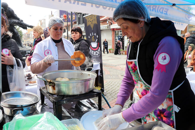 Edirneli kadınlardan depremzedeler için kermes