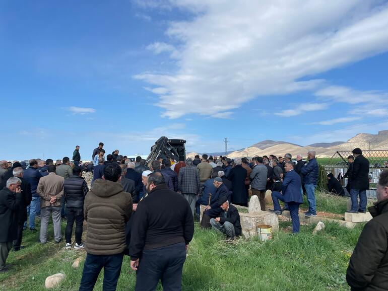 Kırmızı ışıkta beklerken silahlı saldırıda ölen kardeşler defnedildi