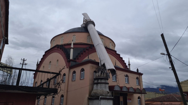 Zonguldak'ta fırtına caminin minaresini yıktı