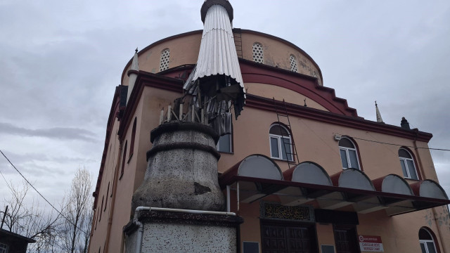 Zonguldak'ta fırtına caminin minaresini yıktı