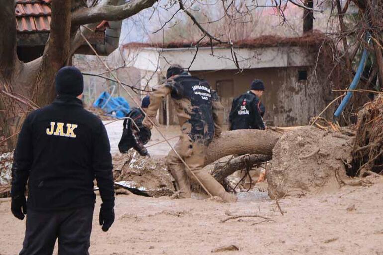 Adıyaman'da, sel sularına kapılan anne ve kızı aranıyor