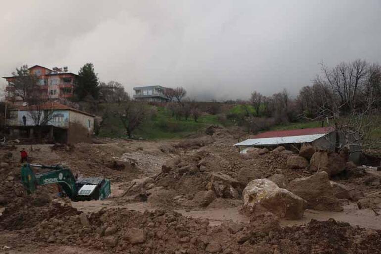 Adıyaman'da, sel sularına kapılan anne ve kızı aranıyor