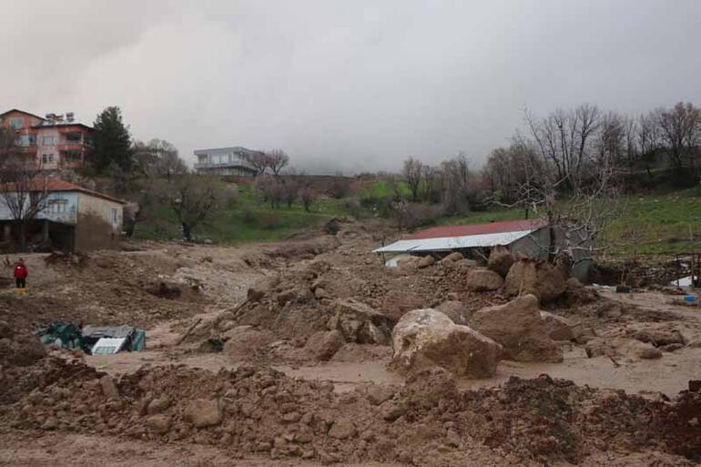 Adıyaman'da, sel sularına kapılan anne ve kızı aranıyor