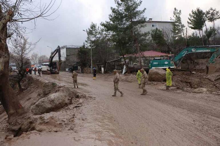 Adıyaman'da, sel sularına kapılan anne ve kızı aranıyor