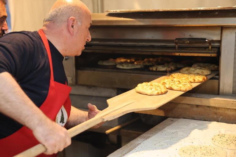 Belediye başkanı, fırının başına geçip depremzedeler için ramazan pidesi yaptı