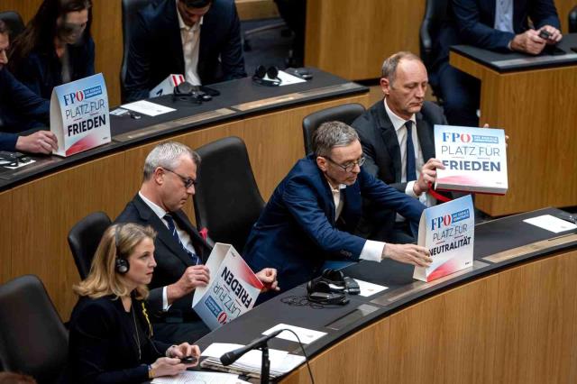 Zelenski'nin Avusturya Ulusal Meclisi'nde yaptığı konuşmaya vekillerin protestosu damga vurdu