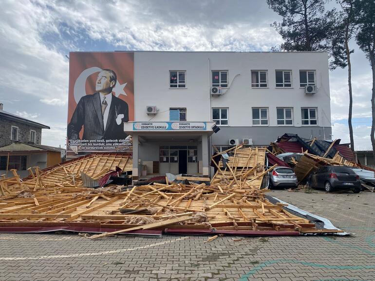 Osmaniye'de fırtına; okul çatısı uçtu, 2 otomobil hasar gördü