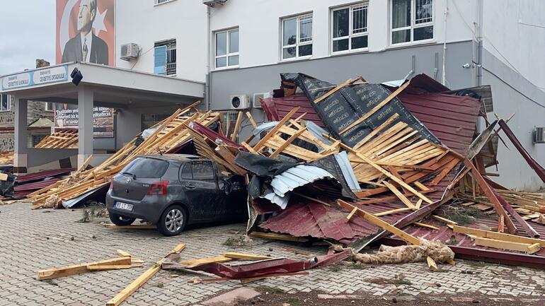 Osmaniye'de fırtına; okul çatısı uçtu, 2 otomobil hasar gördü