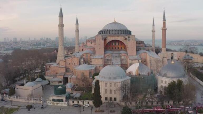 Ayasofya Camii'ne Ramazan mahyası asıldı