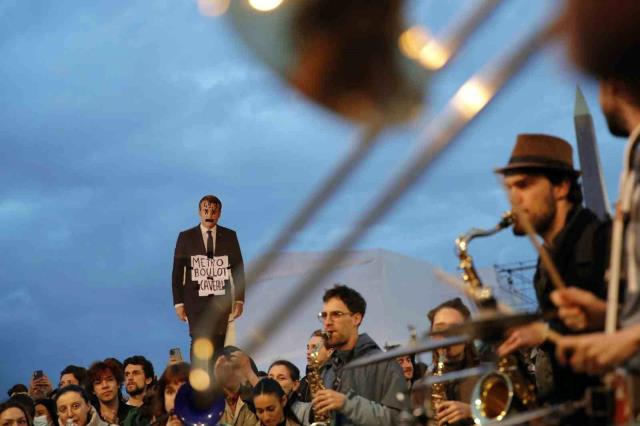 Fransa'da sokaklar yangın yeri! Protestocular belediye binasını ateşe verdi