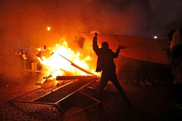 Fransa'da sokaklar yangın yeri! Protestocular belediye binasını ateşe verdi