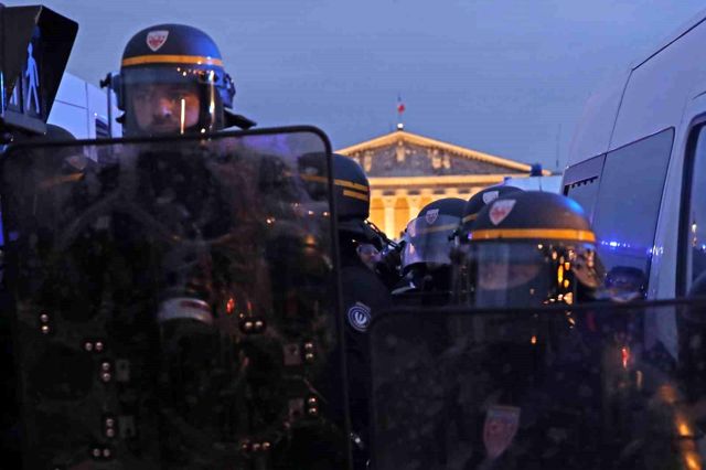 Fransa'da sokaklar yangın yeri! Protestocular belediye binasını ateşe verdi