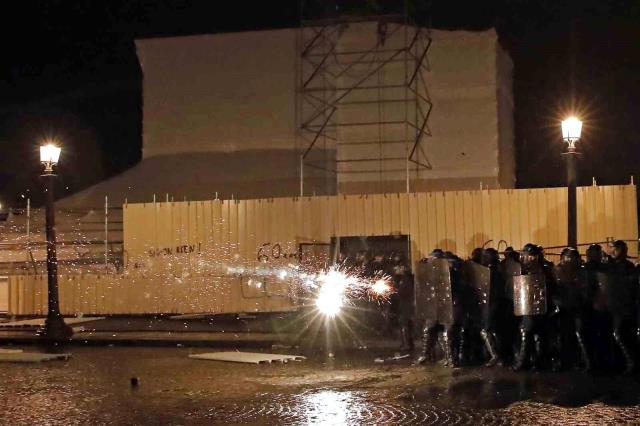 Fransa'da sokaklar yangın yeri! Protestocular belediye binasını ateşe verdi