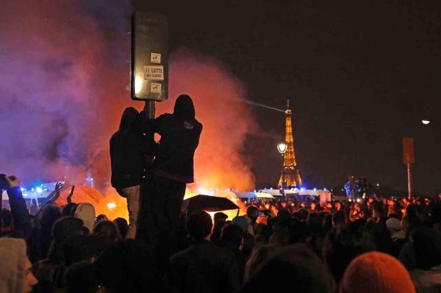 Fransa'da sokaklar yangın yeri! Protestocular belediye binasını ateşe verdi