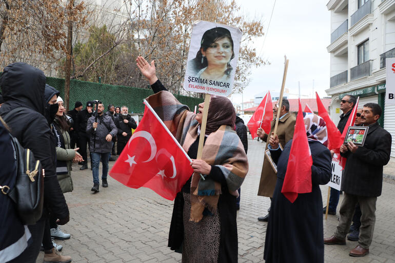 Van'da evlat nöbetindeki anneden kızına: Gel teslim ol, devlet size kucak açtı