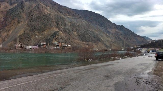 Yusufeli Barajı'nın suları ilçe merkezine ulaştı! Cadde ve sokaklar göle döndü