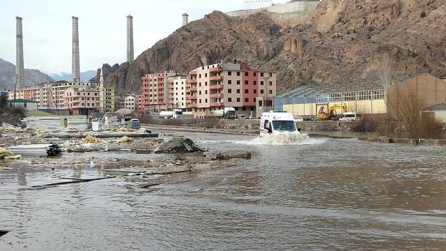 Yusufeli Barajı'nın suları ilçe merkezine ulaştı! Cadde ve sokaklar göle döndü