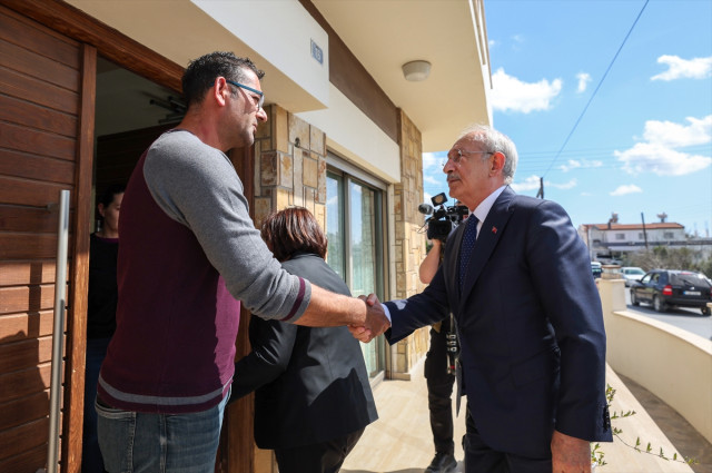 Kılıçdaroğlu, depremde kaldıkları otelde hayatını kaybeden KKTC'li genç voleybolcuların ailelerini ziyaret etti