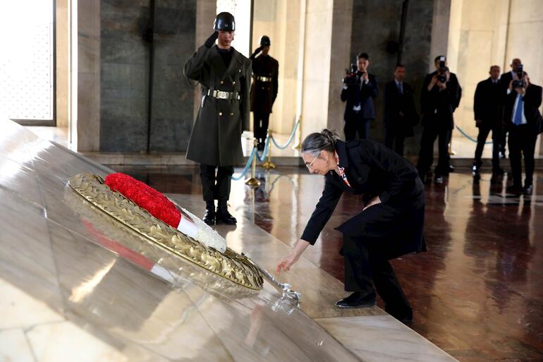 Bakan Akar'ın eşi Şule Akar ve beraberindeki komutan eşlerinden Anıtkabir'e ziyaret