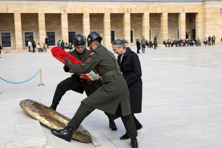 Bakan Akar'ın eşi Şule Akar ve beraberindeki komutan eşlerinden Anıtkabir'e ziyaret