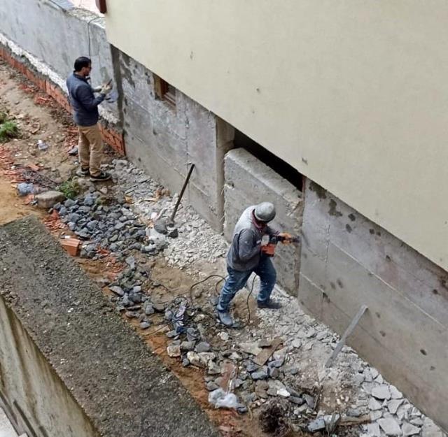 Hiç bir şeyden ders almıyoruz! Altı katlı binanın perde betonunu keserken böyle görüntülendiler