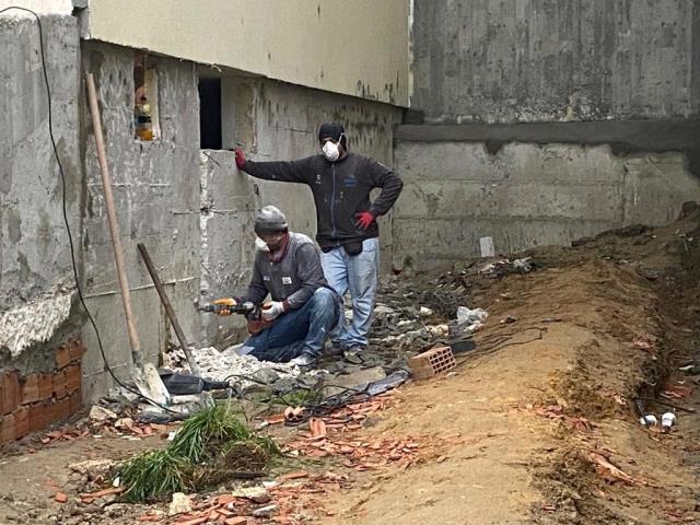 Hiç bir şeyden ders almıyoruz! Altı katlı binanın perde betonunu keserken böyle görüntülendiler