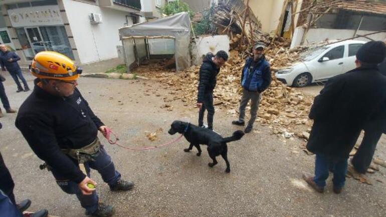 İzmir'de metruk bina çöktü; parka halindeki otomobil hasar gördü