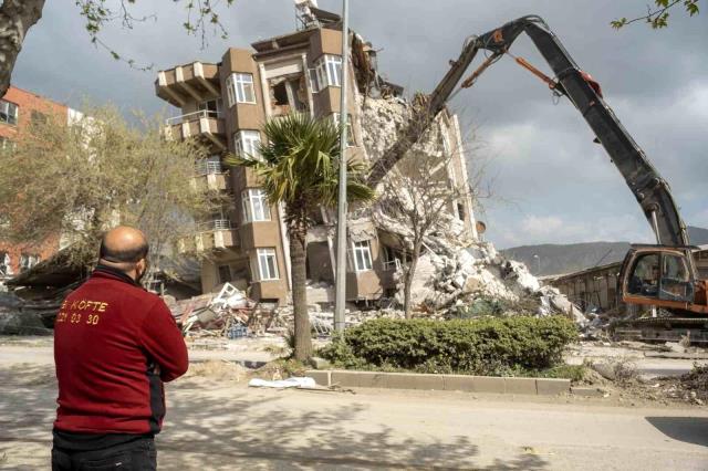 Yağmur sayesinde kurtulduğu binanın yok oluşunu gözyaşlarıyla izledi