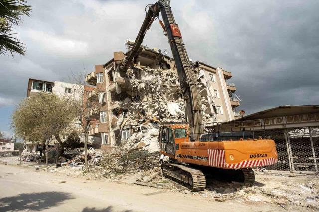 Yağmur sayesinde kurtulduğu binanın yok oluşunu gözyaşlarıyla izledi