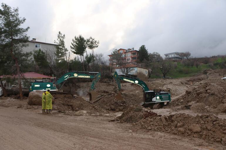 Adıyaman'da sele kapılan hamile kadın ve bebeği aranıyor