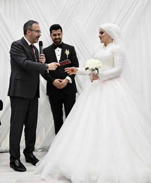 Bakan Kasapoğlu, depremzede çiftin nikah şahidi oldu